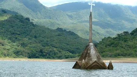 Topul celor mai ciudate locuri care merită vizitate: biserica scufundata sau plaja roșie