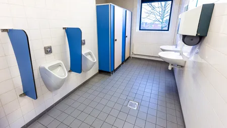 Un copil de 6 ani a făcut pe el în clasă, pentru că învățătoarea nu l-a lăsat să meargă la TOALETĂ. „Faceţi de râs meseria pe care v-aţi ales-o”