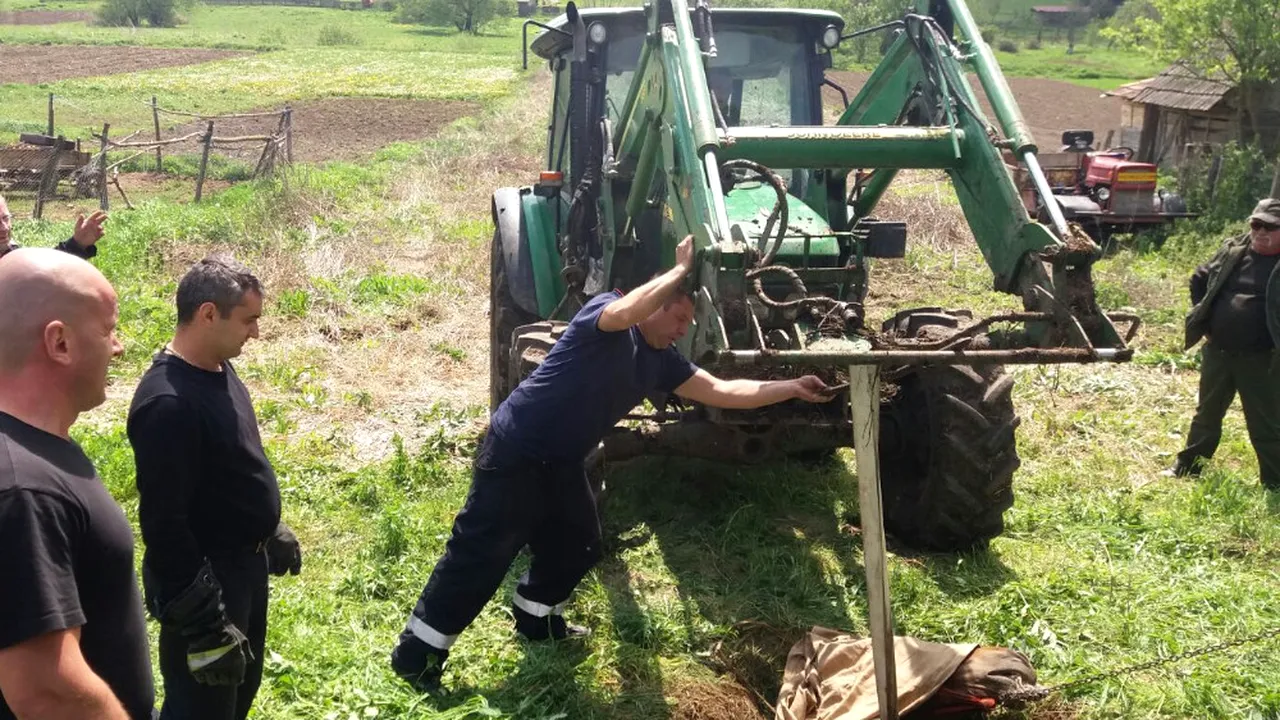 Un cal căzut într-o fântână de 2 metri, salvat după câteva ore de chin