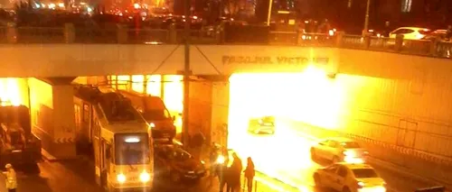 GALERIE FOTO a accidentului grav de aseară, din Pasajul Victoriei. Un tramvai a deraiat, după ce a lovit o mașină care a încercat să întoarcă la ieșirea din pasaj