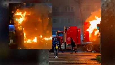 Un camion Coca-Cola al lui Moș Crăciun a luat foc în București | VIDEO