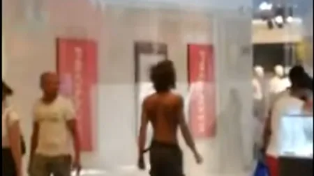 Desculț, dezbrăcat și cu un cuțit la purtător. Un neamț a băgat spaima în craiovenii dintr-un centru comercial - VIDEO