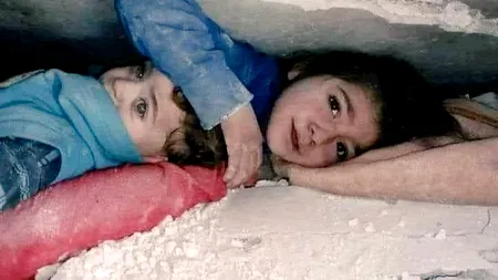 FOTO-VIDEO | „Scoateți-mă de aici”. Povestea din spatele fotografiei care a IMPRESIONAT o lume întreagă. Doi frați sirieni au rezistat 22 de ore prinşi sub dărâmături după cutremurul devastator din 6 februarie