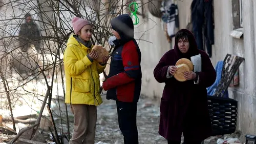 Disperare, lacrimi și moarte la Mariupol. Locuitorii înfometați stau la coadă pentru câteva alimente