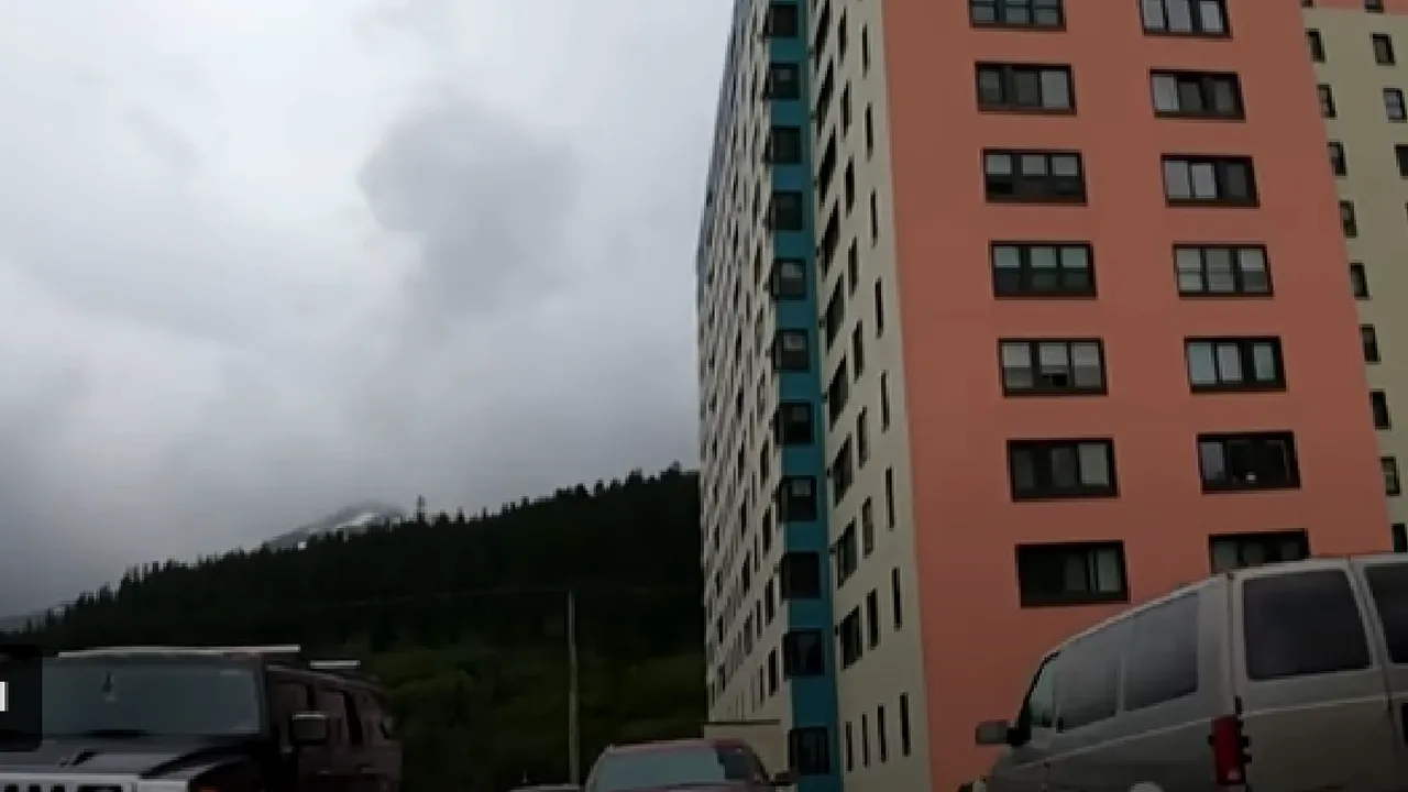 Orașul cu doar 260 de locuitori. Toți trăiesc sub același acoperiș, într-un bloc