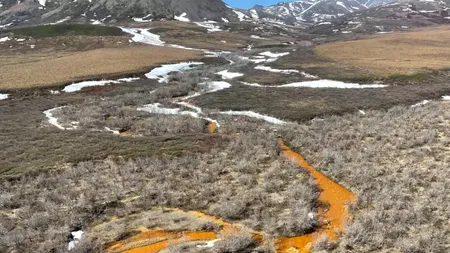 „Iarna este redefinită” în Arctica: „Frigiderul lumii” se încălzește accelerat, iar topirea gheții colorează râurile în portocaliu