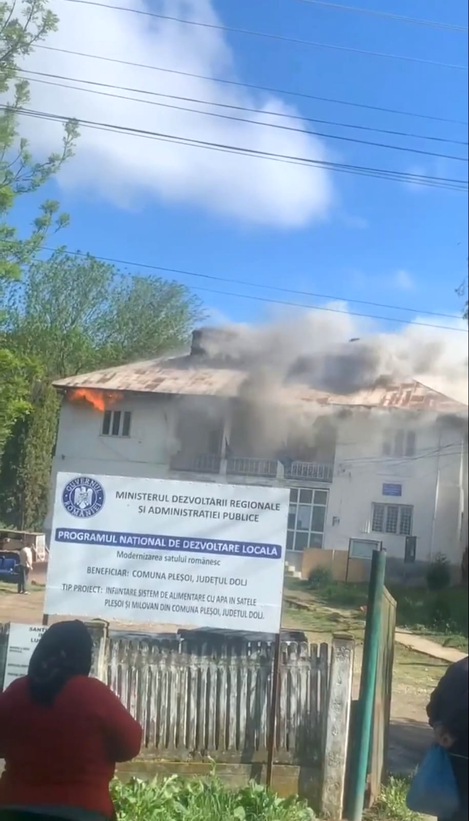 Incendiu la sediul unei primării din Dolj. ISU: „Nu sunt victime”