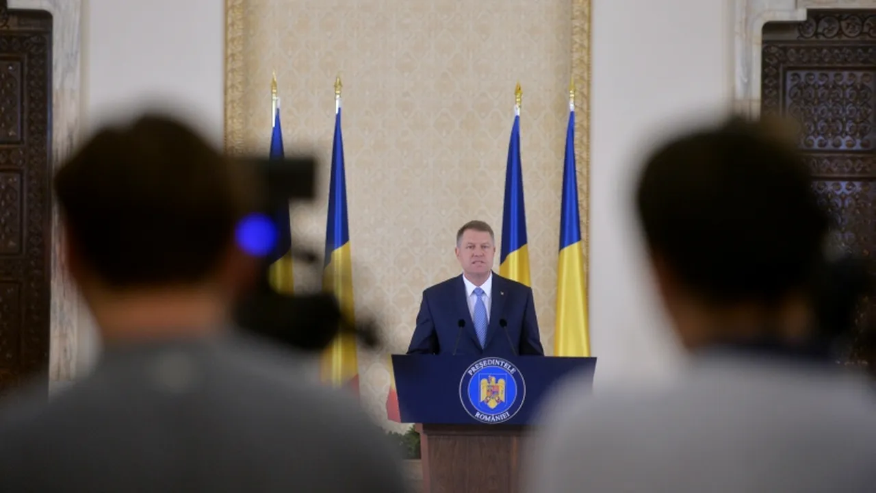 Consilierul prezidențial Andrei Muraru a ''descoperit'' problema de la Cotroceni: ''E inadmisibil să găsești un asemenea tapet''