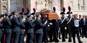 FOTO | Mii de oameni au participat la funeraliile lui Silvio Berlusconi. Fostul premier italian a fost aplaudat pe ultimul drum