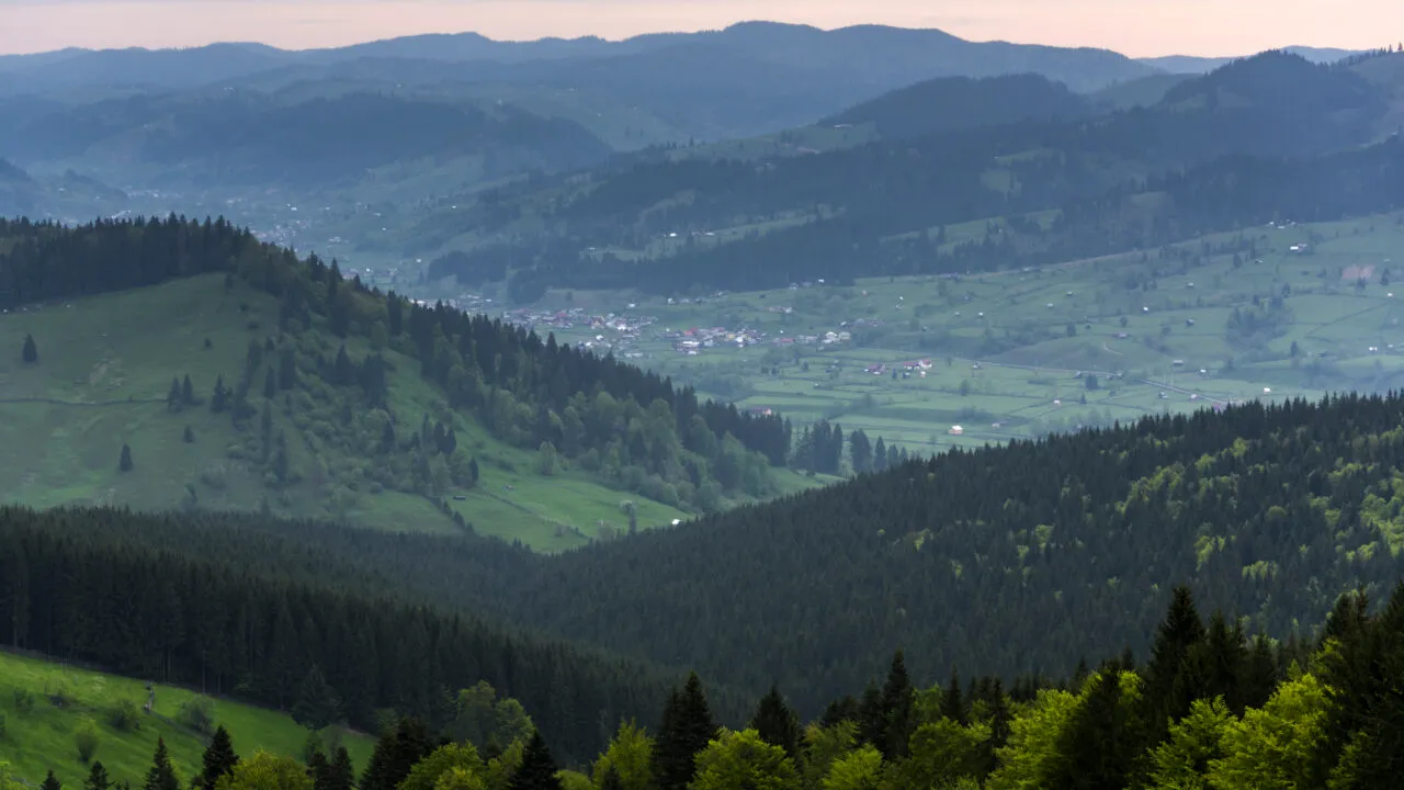 O regiune din România, pe primul loc într-un clasament al destinațiilor turistice subestimate. Păduri străvechi, mânăstiri și peisaje spectaculoase