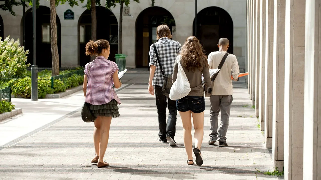 Doar 6 STUDENȚI s-au arătat interesați de una dintre cele mai prestigioase facultăți din România. Specializarea, remunerată cu 5.000 de euro/lunar