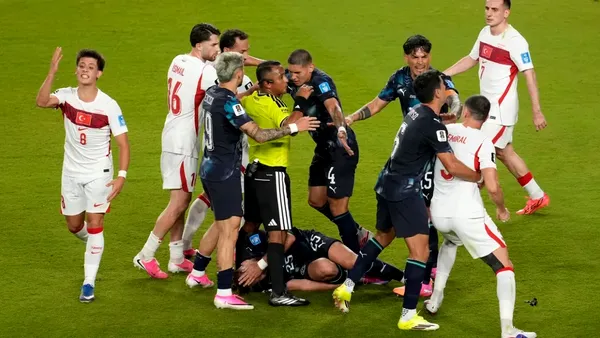 Premieră la Cupa Mondială, în Turcia – Paraguay. Un jucător a fost eliminat pentru că și-a acoperit gura cu mâna
