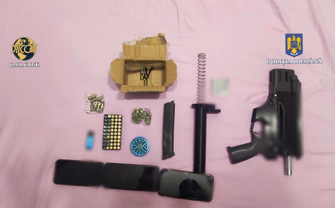 Armă semiautomată confecţionată artizanal, depistată în locuința unui consumator de droguri / Sursa foto: DIICOT