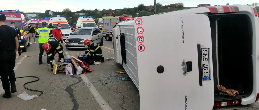 Accident grav în județul Iași: 13 persoane, inclusiv un minor, au ajuns la spital după o coliziune între un microbuz și un autotren - FOTO/VIDEO