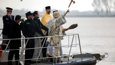 BOBOTEAZĂ. Mii de gălățeni au participat la slujba oficiată de IPS Casian pe faleza Dunării