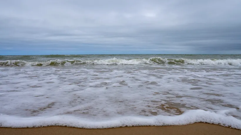 Franța închide PLAJELE din nord-vestul țării. O BACTERIE periculoasă plutește în apele din Marea Mânecii