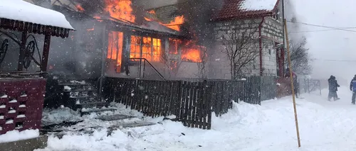 Incendiu de proporții în Covasna. Opt case lipite între ele, distruse de flăcări. Imagini de la fața locului