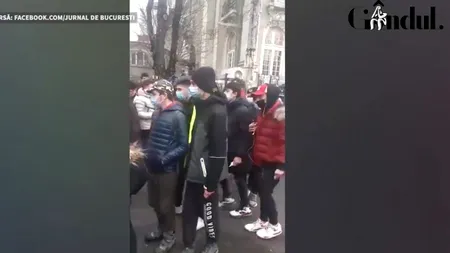 Sute de oameni, la îmbulzeală în plină pandemie pentru un burger gratis! - VIDEO