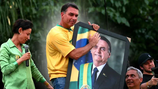 Cine este Flavio Bolsonaro, candidatul de dreapta la alegerile prezidențiale din Brazilia care se bazează pe moștenirea politică a tatălui său