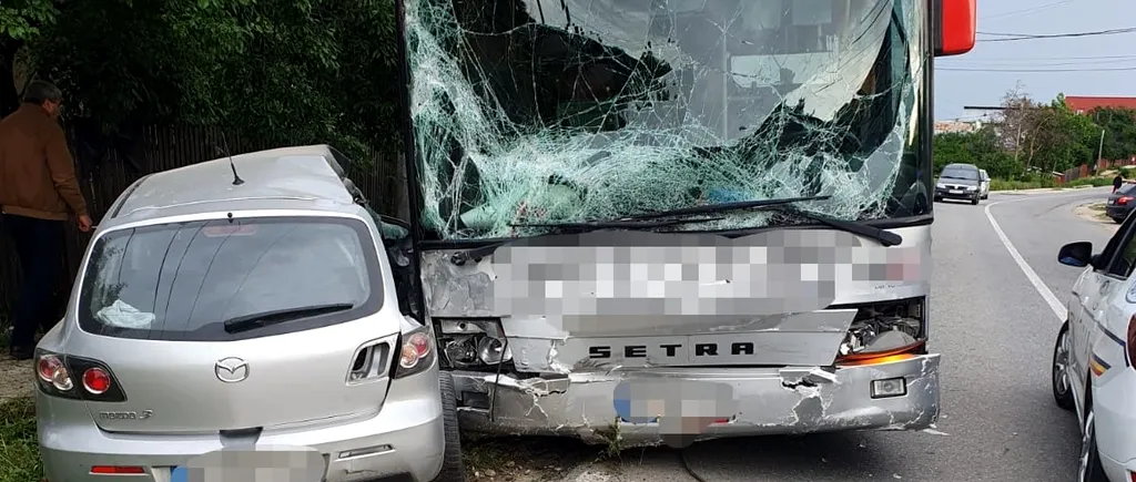 Accident rutier în Argeș. Un autobuz a lovit două maşini parcate. O persoană a fost rănită