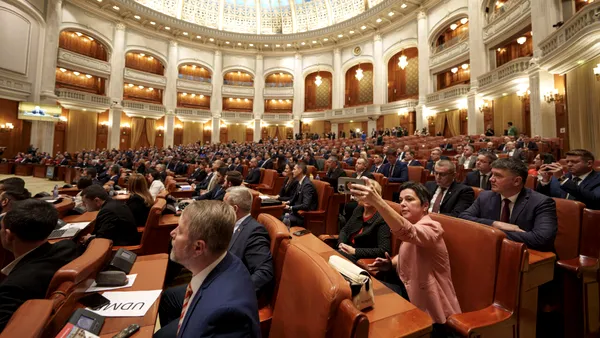 Până pe 9 octombrie, aleşii trebuie să finalizeze textul legii care ar reduce numărul parlamentarilor la 300