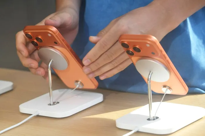 iPhone 17 Pro Max poate rezista până la 39 de ore, dar necesită un adaptor de 40 W pentru o încărcare eficientă - Foto: Profimedia images