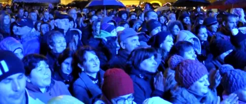 Mii de sibieni au cântat imnul național acompaniați de Klaus Iohannis, de pe un ecran gigant. Este varianta care ne place cel mai mult