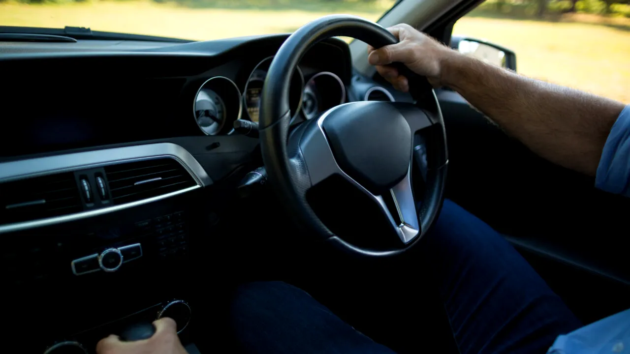 Un gest banal la volan te poate costa până la 3.000 de lei. Modificări importante aduse în CODUL RUTIER