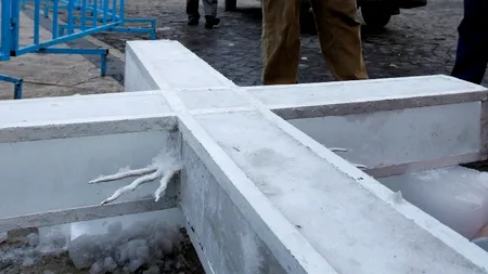 Cruce de gheață înaltă de trei metri, sfințită la Mănăstirea Piatra Fântânele