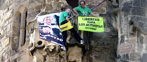 Activiști ai Greenpeace au escaladat Sagrada Familia din Barcelona