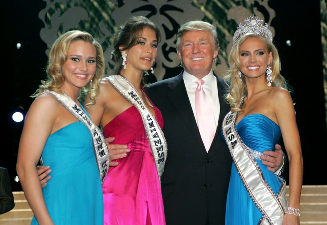 Donald Trump și modelele de la cel de-a de-a 58-a ediție a Miss SUA, organizată la Planet Hollywood Resort and Casino, Las Vegas - 2009. Sursa Foto: Profimedia 