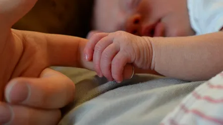 Fetiță născută cu 26 de degete. Familia crede că este reîncarnarea unei ZEIȚE