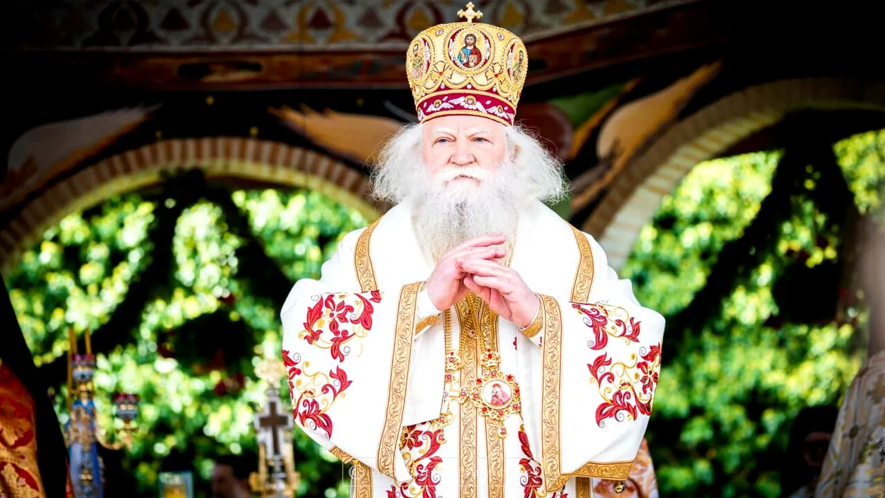 Disperarea românilor nu are limite. Arhiepiscopul Sucevei, IPS CALINIC, implorat de o enoriașă să se roage pentru plata ratelor bancare