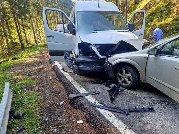 FOTO-VIDEO. Un microbuz în care se aflau 12 copii, implicat într-un accident rutier la Suceava. Doi adulți au ajuns la spital