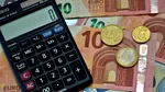 Euro se apropie de 5,2 lei pe piețele interbancare. Se preconizează scumpiri în lanț la creditele în rate, facturi și alimente