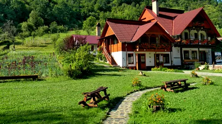 VACANȚĂ. Mai multe trasee montane din țară au fost deja amenajate și sunt pregătite pentru drumeții