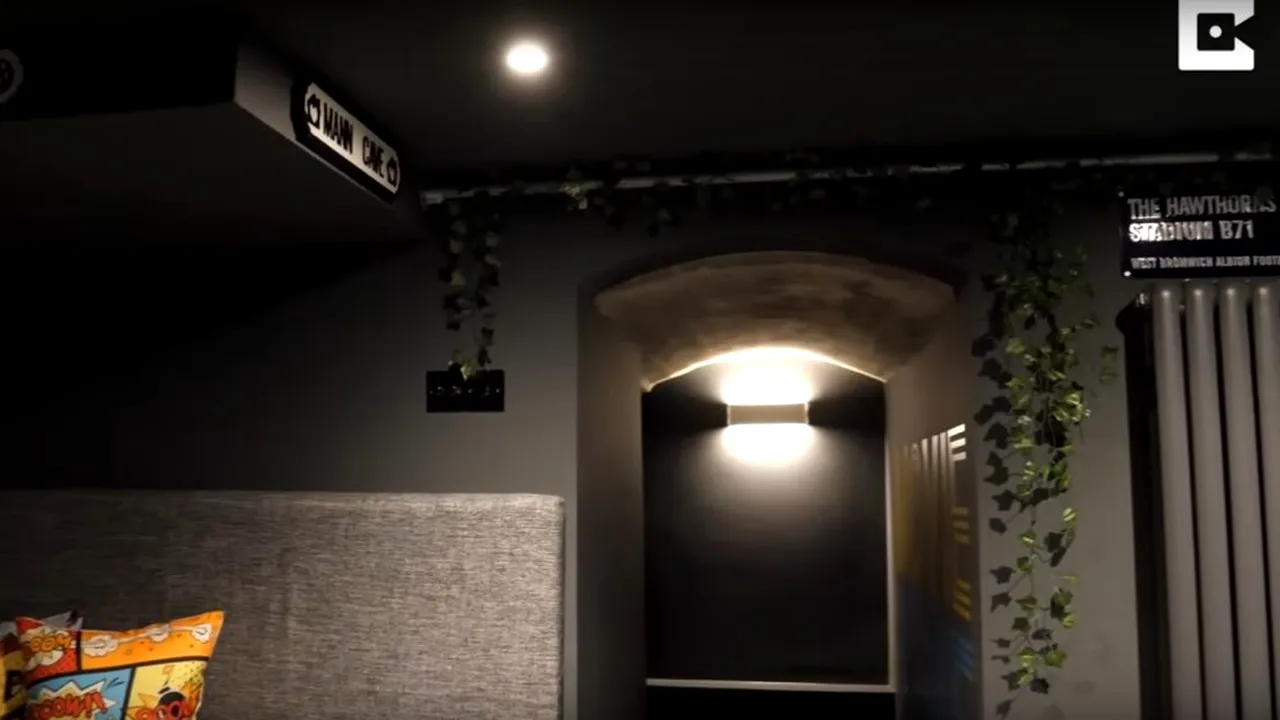 VIDEO | Un bărbat a cumpărat o casă și a vrut să schimbe dușumeaua veche. Ce a descoperit sub plăcile șubrede