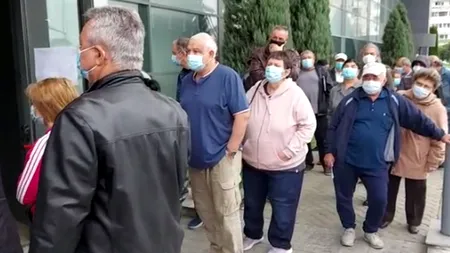 VIDEO| Scandal într-un centru de vaccinare din Craiova. Oamenii s-au înghesuit la coadă și nu au vrut să cedeze locul celor programați