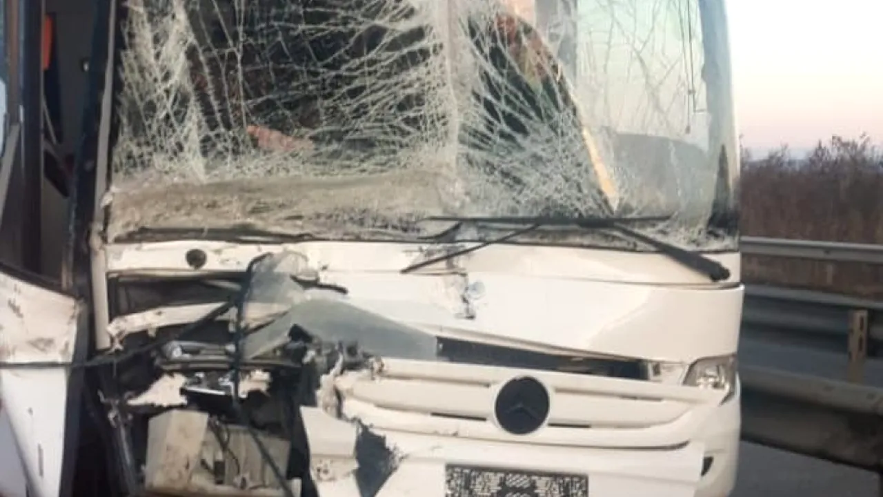 Un autocar cu pasageri, implicat într-un ACCIDENT pe Autostrada București-Pitești. Impact cu un autocamion
