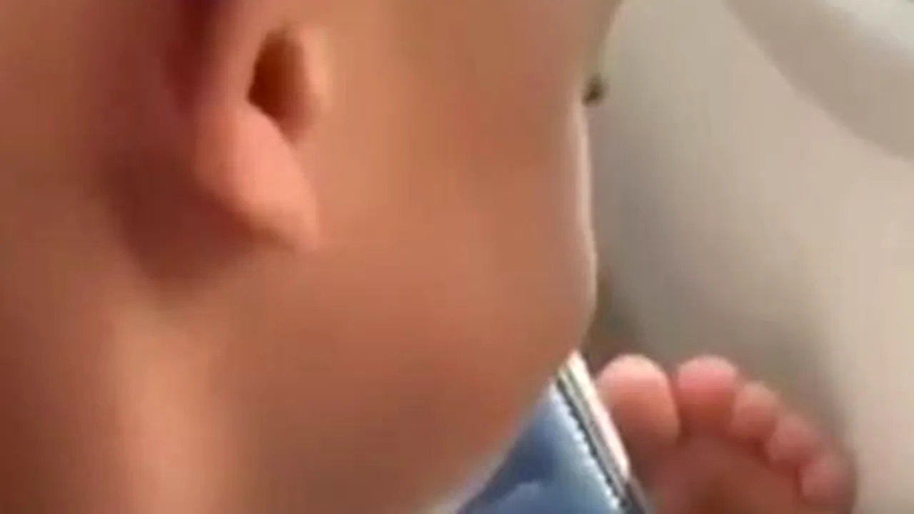 Zbor inedit cu avionul. Băiat de patru ani, oripilat de „picioarele murdare
