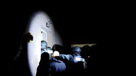 Trei bărbați cumpărau telefoane cu euro falși și apoi le vindeau pe internet. Polițiștii au făcut percheziții în patru județe, în acest caz (VIDEO)