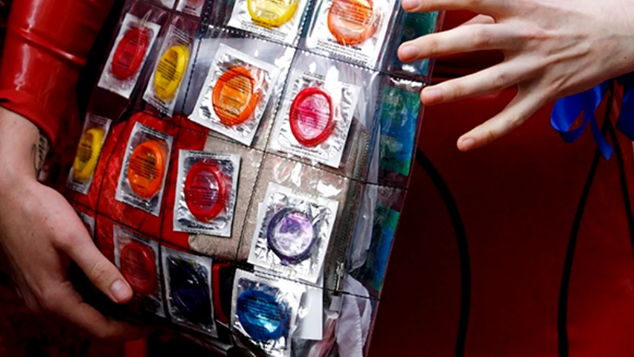 Un prezervativ conceput să distrugă HIV, dezvoltat de specialiștii australieni