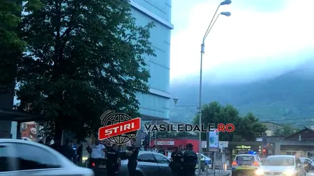 Doi tineri, soț și soție, au fost spulberați de un BMW într-o stație din Baia Mare. Femeia a rămas fără un picior (VIDEO)