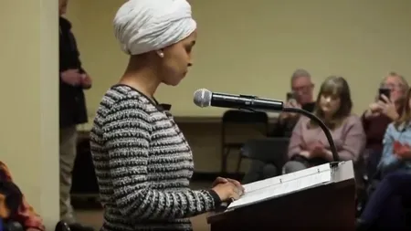 Congresmana democrată Ilhan Omar, ținta unui atac cu lichid necunoscut în timpul unui discurs anti-ICE în Minneapolis