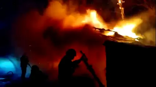 Încă un incendiu devastator în Olt! O locuință și anexa gospodărească, mistuite de flăcări (VIDEO)