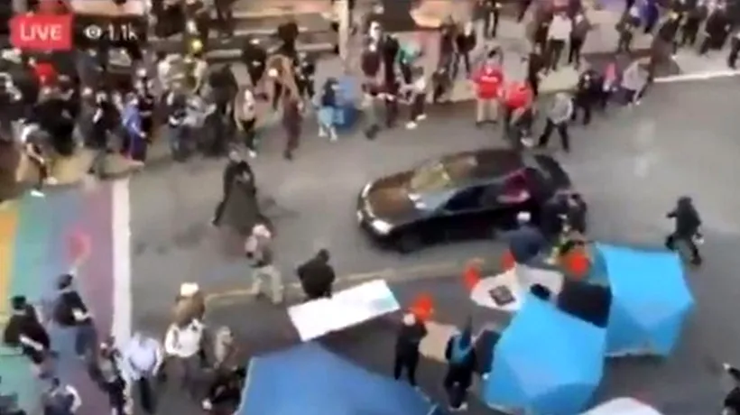 VIDEO. Un bărbat intră cu mașina în manifestanți în Seattle apoi îl împușcă pe unul dintre ei. IMAGINI CU IMPACT EMOȚIONAL