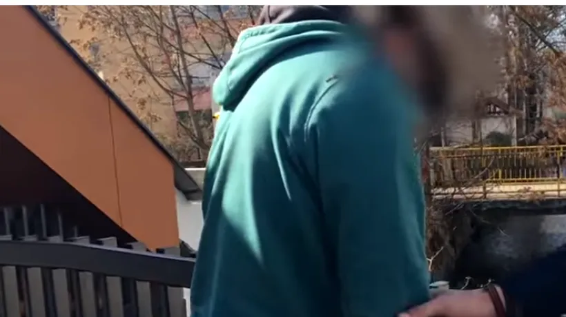 VIDEO Încă un Zombie în Cluj. Un tânăr zace paralizat în fața Inspectoratului Școlar  