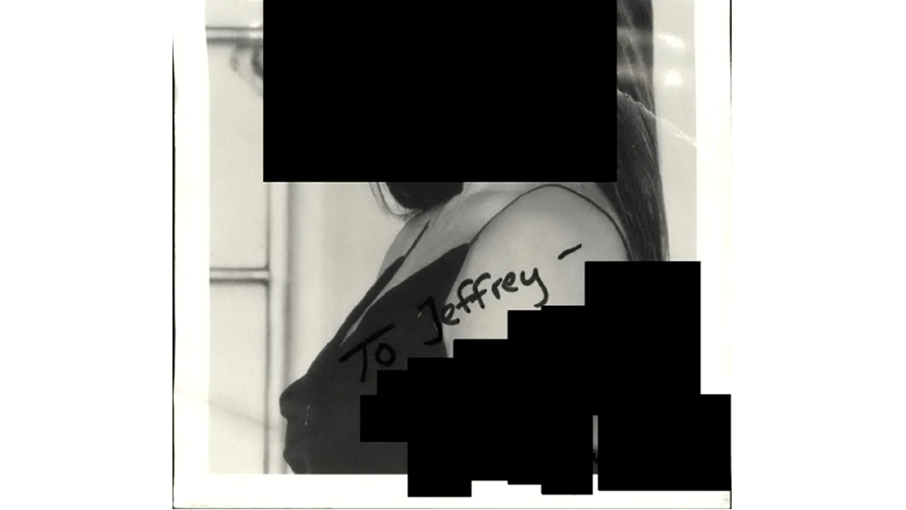 Departamentul de Justiție al SUA a publicat primul lot care conține mii de fotografii și documente din arhiva lui Jeffrey Epstein