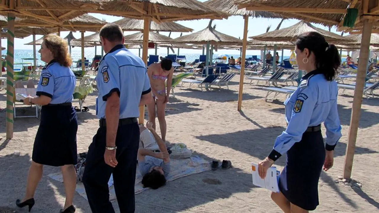 Scene ireale în Vama Veche! Polițiștii au ridicat doi tineri de pe plajă. Ce făceau, în văzul (și mirosul) tuturor