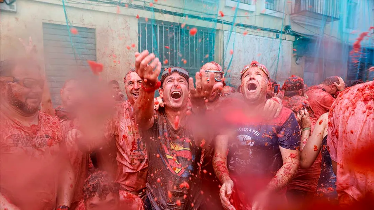 Mii de oameni s-au bătut cu roșii pe străzile unui oraș din Spania. Festivalul La Tomatina este una dintre cele mai cunoscute atracții ale țării